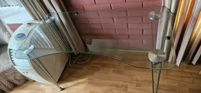Escritorio de vidrio moderno con patas metálicas - miniatura 1