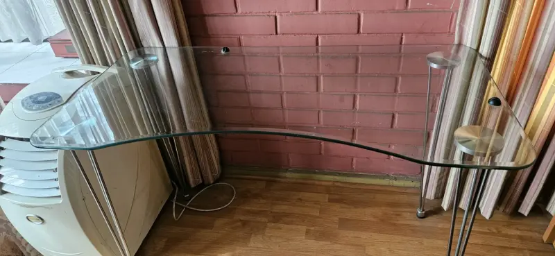 Escritorio de vidrio moderno con patas metálicas - 2
