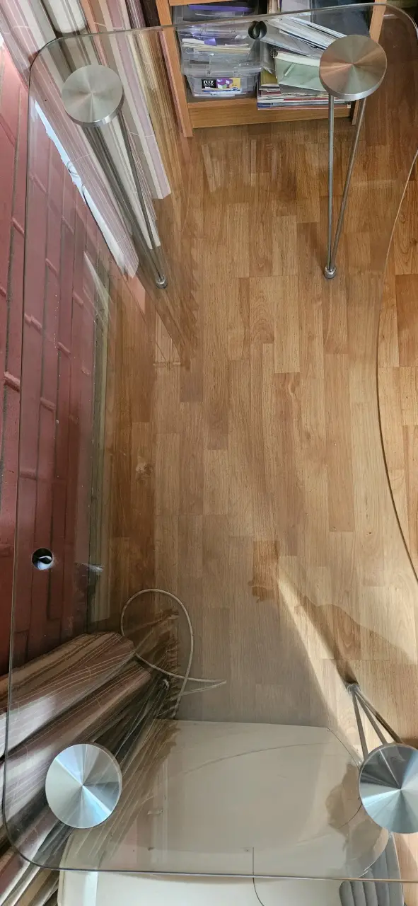 Escritorio de vidrio moderno con patas metálicas - 3