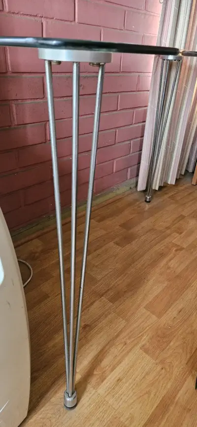 Escritorio de vidrio moderno con patas metálicas - miniatura 4