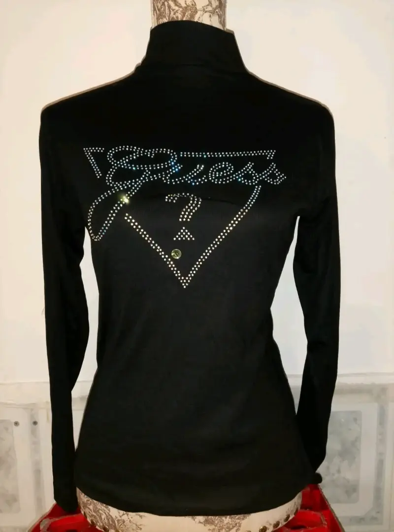 Polera Guess negra con diseño brillante - 1