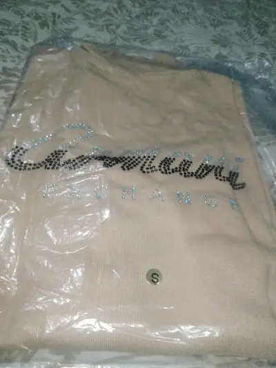Polera Guess negra con diseño brillante - miniatura 5