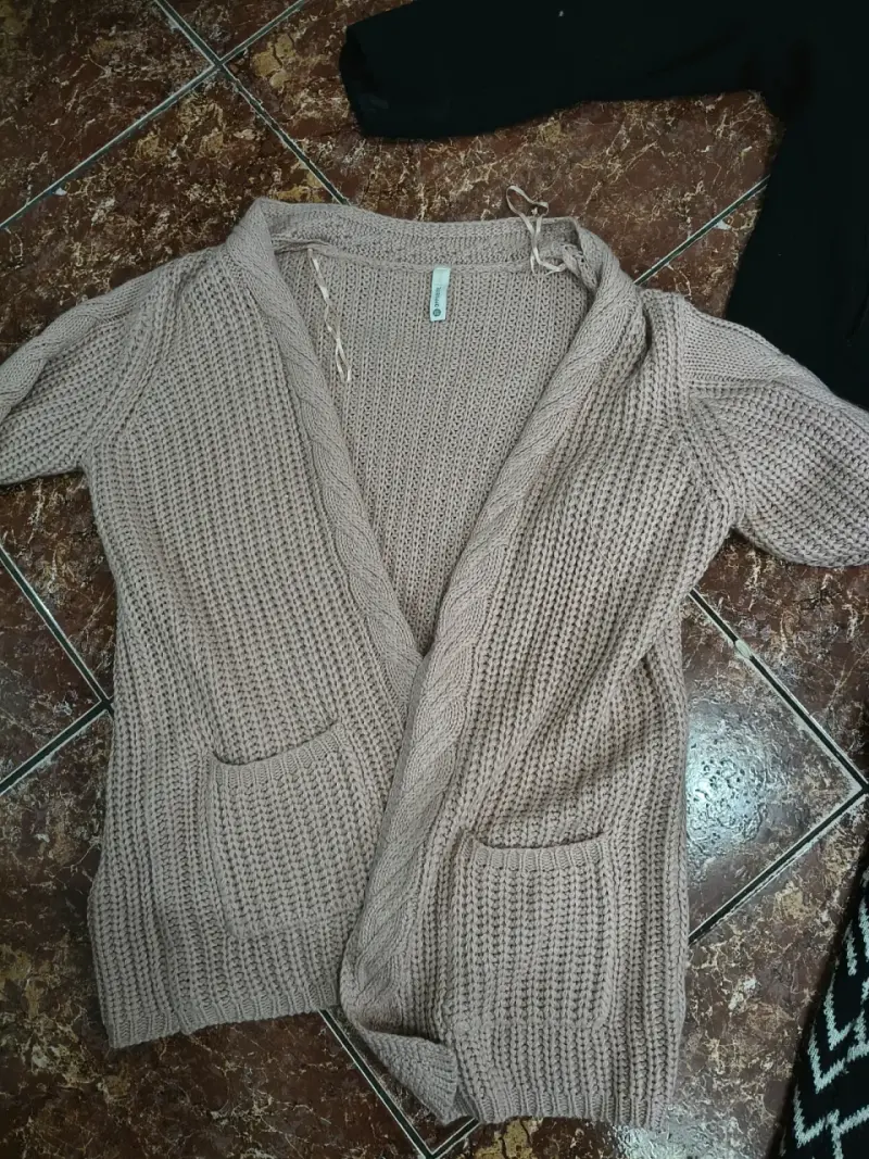 Cardigan de punto beige con bolsillos - 1