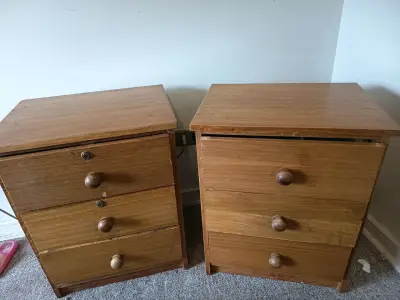Dos veladores de madera con tres cajones - miniatura 1