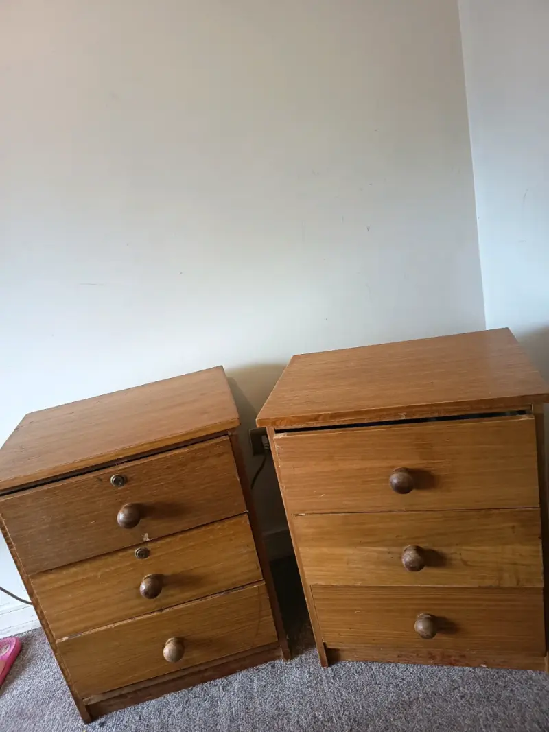 Dos veladores de madera con tres cajones - 3