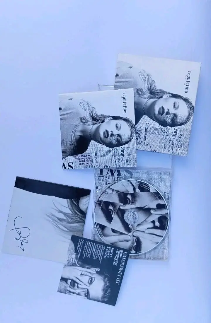 CD 'Reputation' de Taylor Swift con póster - 1