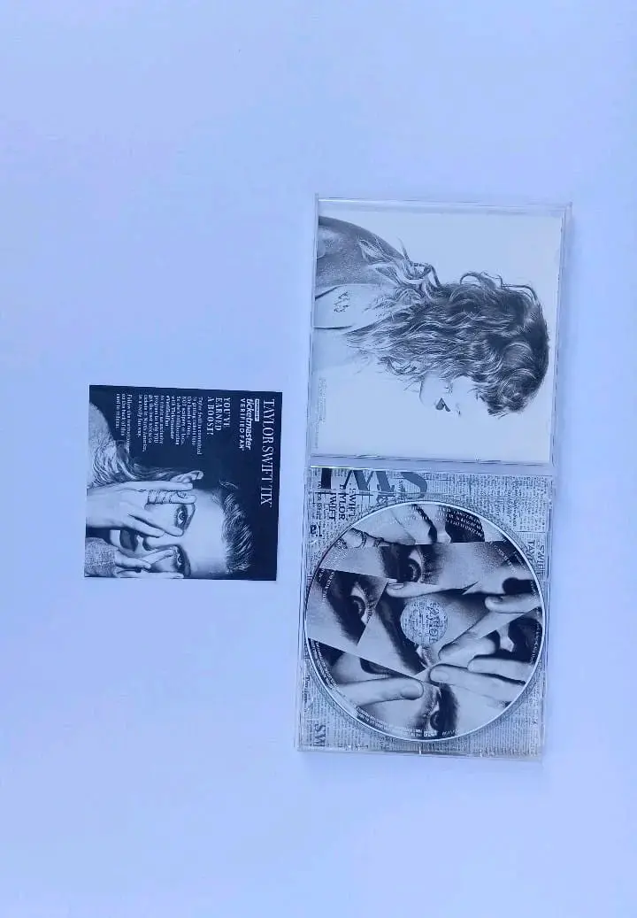 CD 'Reputation' de Taylor Swift con póster - 2