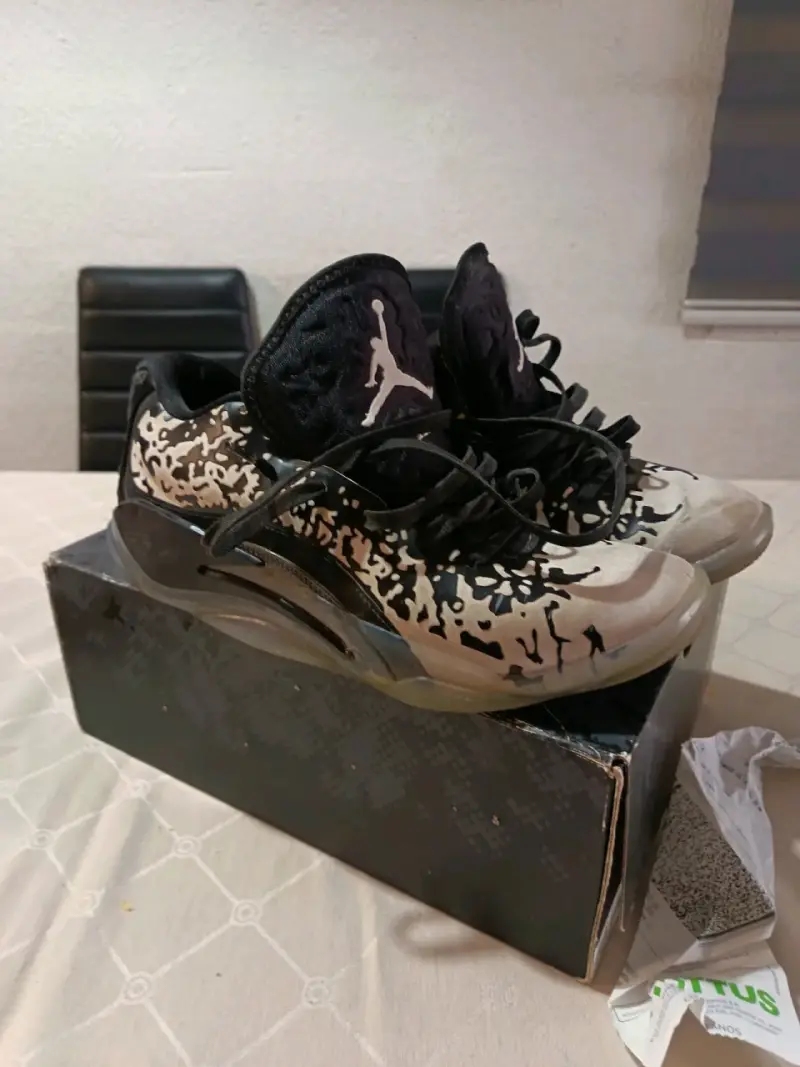 Zapatillas deportivas Jordan negras y blancas - 1