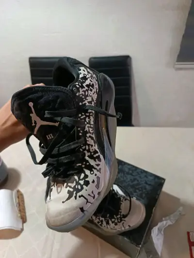 Zapatillas deportivas Jordan negras y blancas - miniatura 2