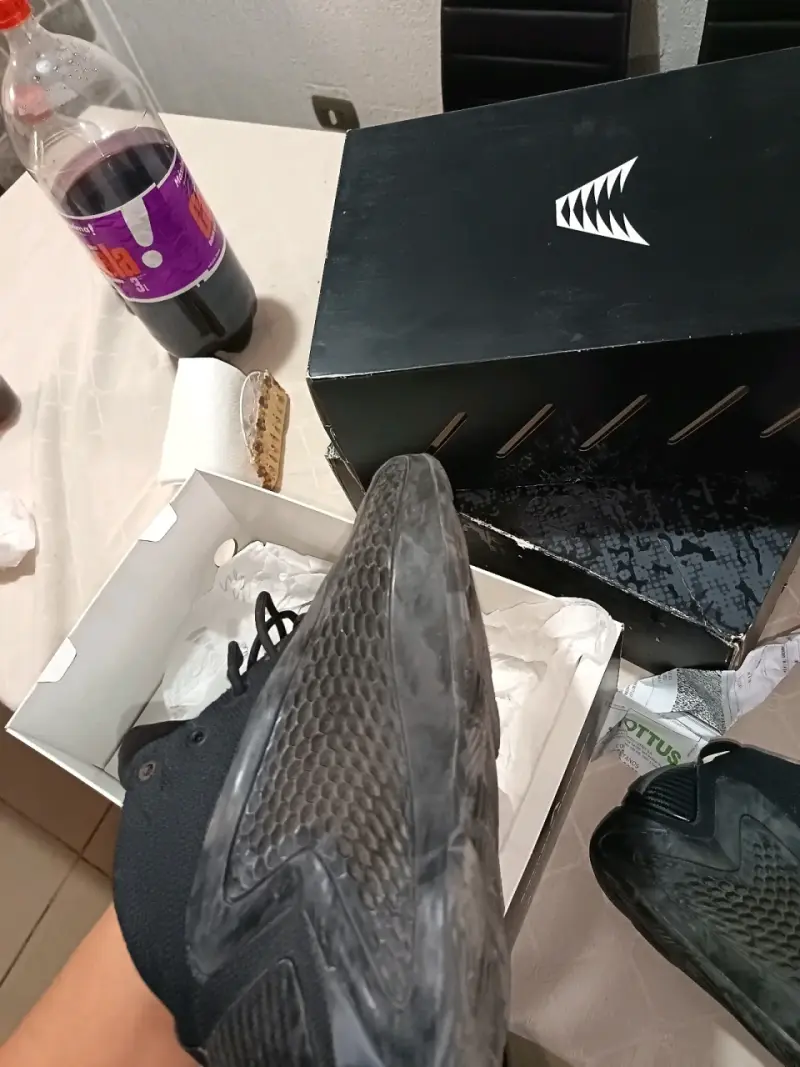 Zapatillas deportivas negras con diseño moderno - 1