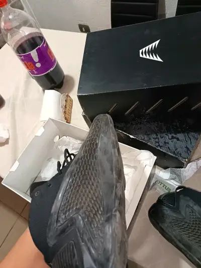 Zapatillas deportivas negras con diseño moderno - miniatura 1