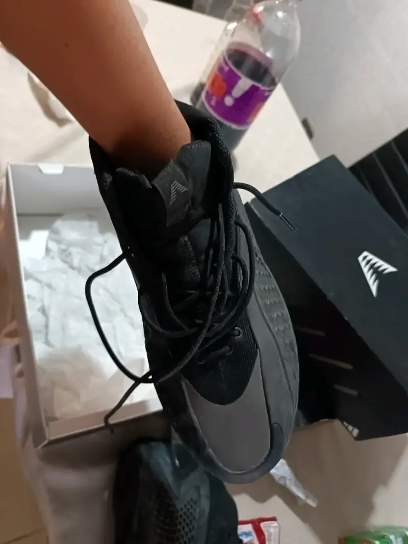 Zapatillas deportivas negras con diseño moderno - 2