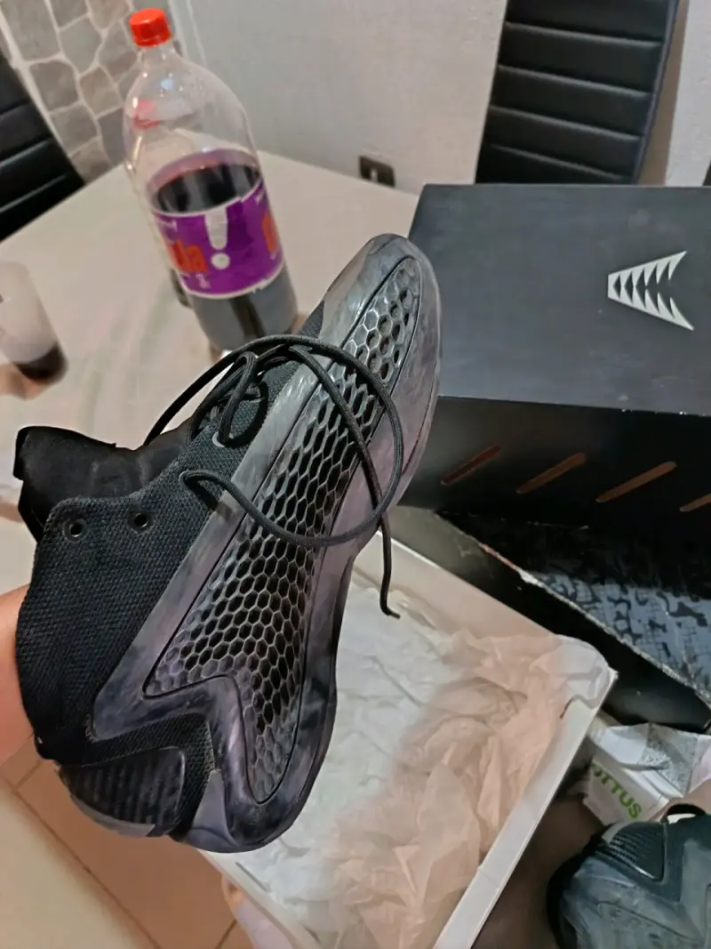 Zapatillas deportivas negras con diseño moderno - 3