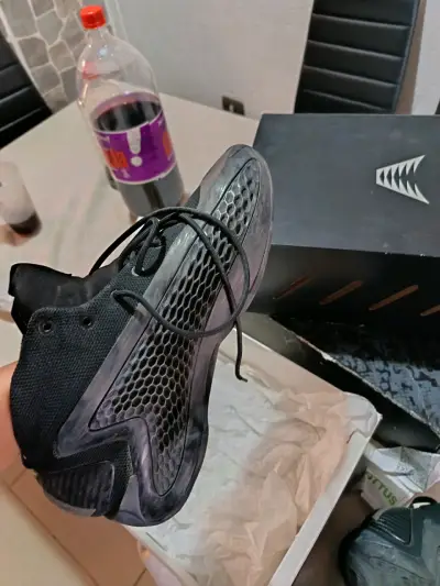 Zapatillas deportivas negras con diseño moderno - miniatura 3