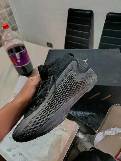 Zapatillas deportivas negras con diseño moderno - miniatura 4