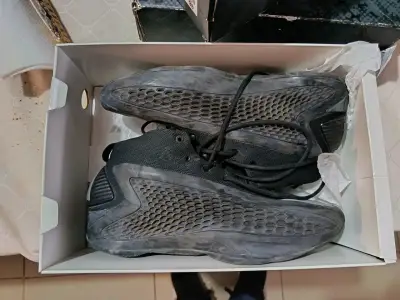 Zapatillas deportivas negras con diseño moderno - miniatura 5