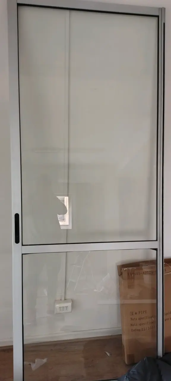 Puerta corredera de vidrio con marco metálico - 4