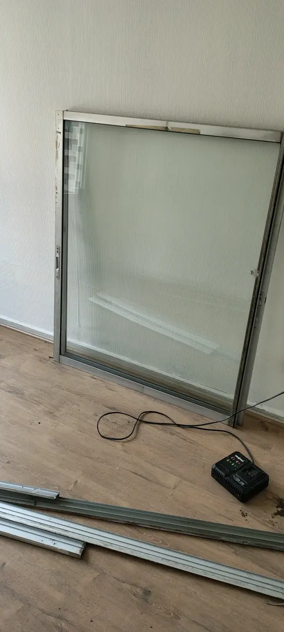 Puerta corredera de vidrio con marco metálico - 5