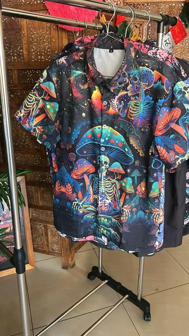 Camisa estampada de calaveras y demonios - 1