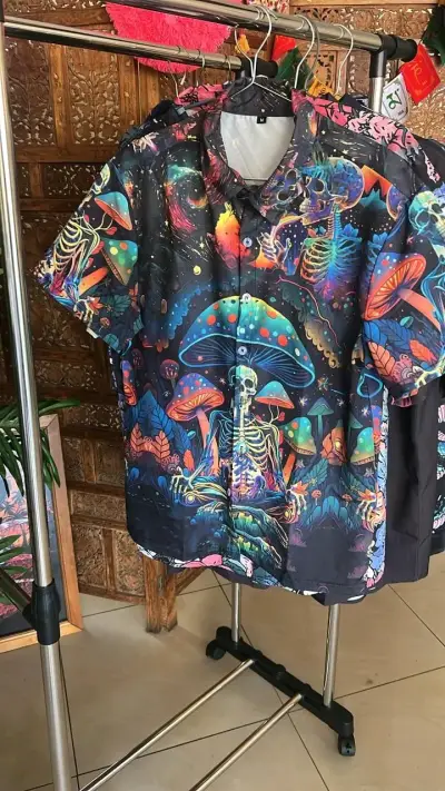 Camisa estampada de calaveras y demonios - miniatura 1