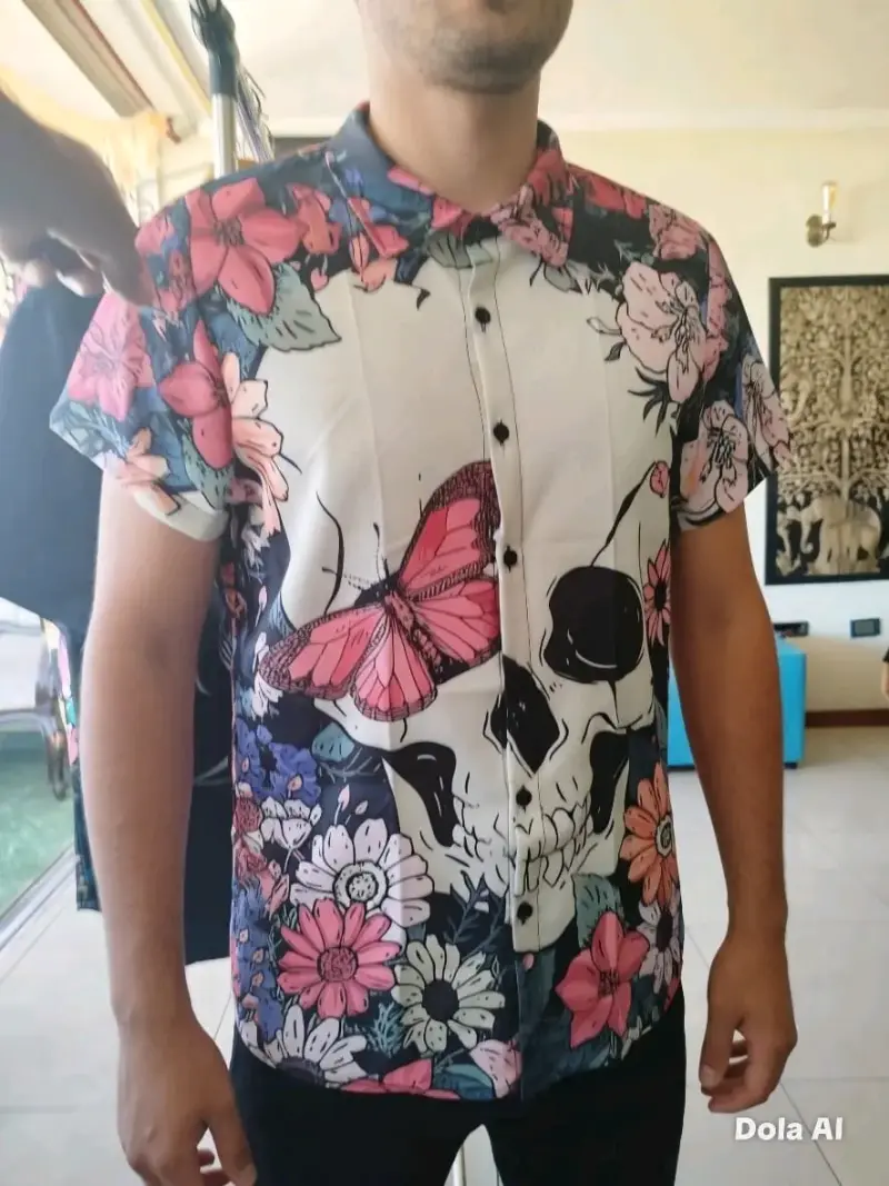 Camisa estampada de calaveras y demonios - 3