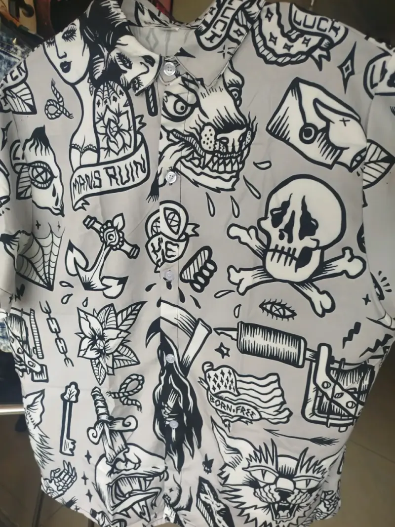 Camisa estampada de calaveras y demonios - 5