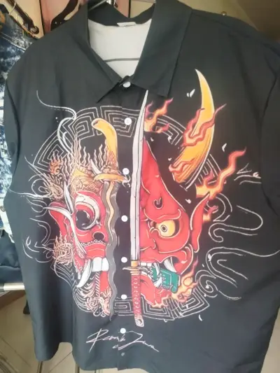 Camisa estampada de calaveras y demonios - miniatura 6