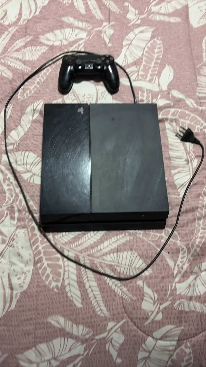 Consola PS4 con control y cables - 1