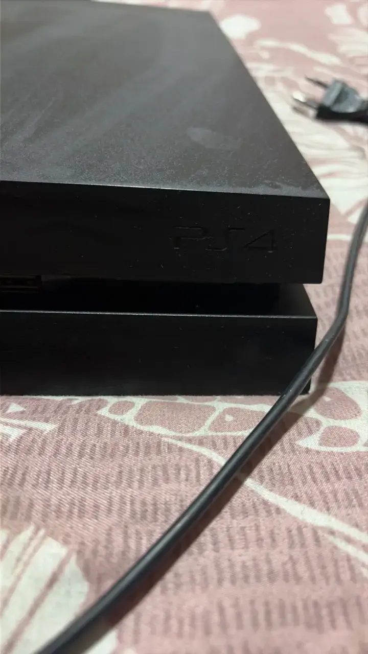 Consola PS4 con control y cables - 2