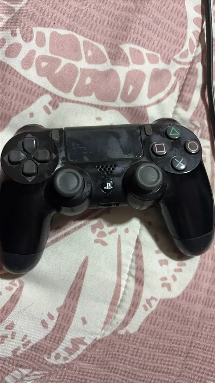 Consola PS4 con control y cables - 4
