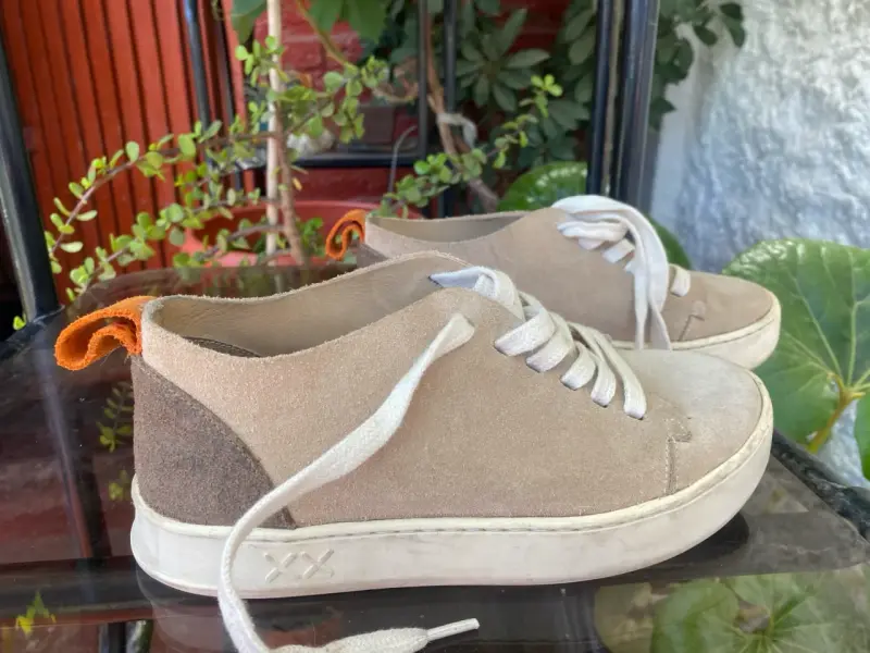 Zapatillas casuales beige con detalles naranjas - 1