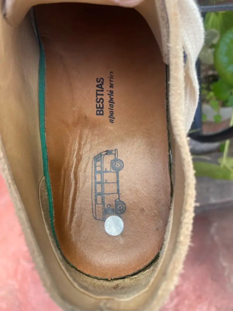 Zapatillas casuales beige con detalles naranjas - 5