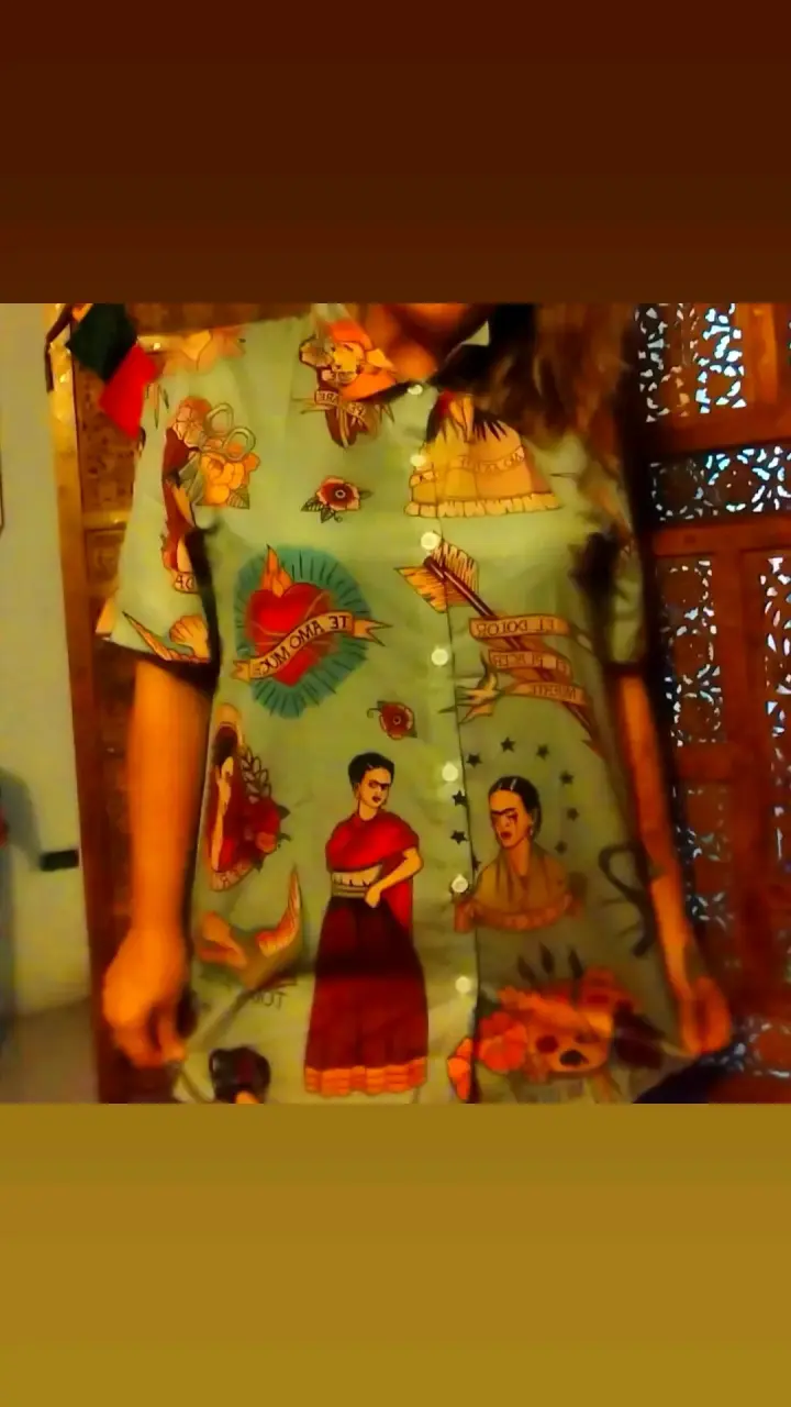 Camisa estampada de calaveras y demonios - 1