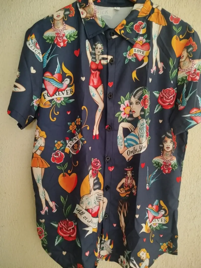 Camisa estampada de calaveras y demonios - 2