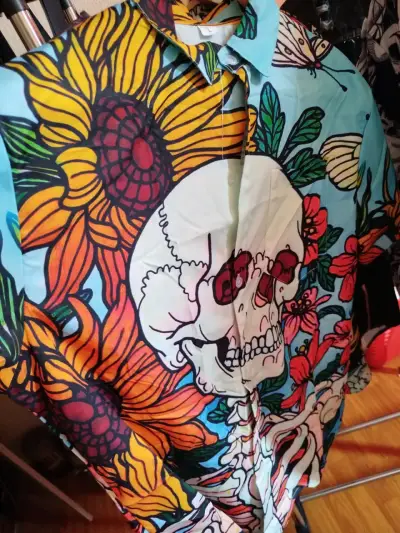 Camisa estampada de calaveras y demonios - miniatura 4