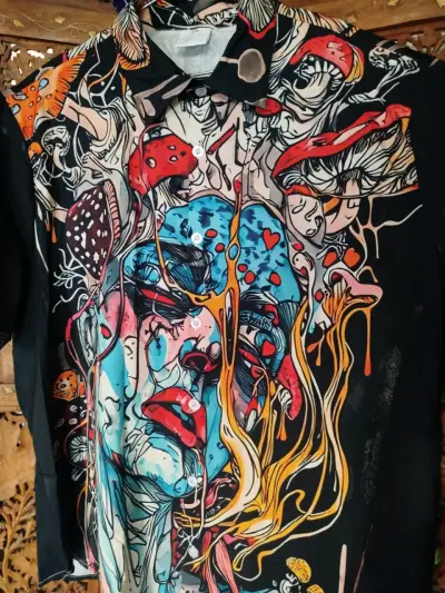 Camisa estampada de calaveras y demonios - miniatura 5