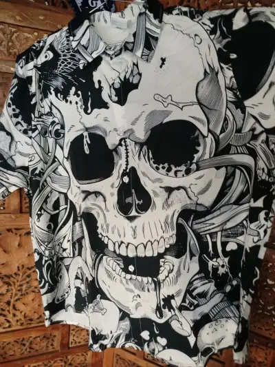 Camisa estampada de calaveras y demonios - miniatura 6