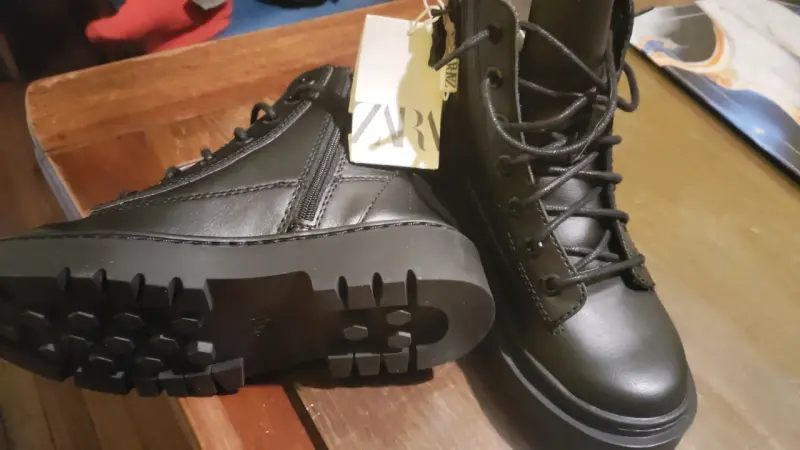 Botines de cuero negro Zara con etiqueta - 2