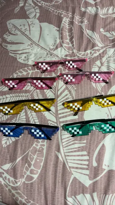 Gafas de sol pixeladas estilo retro en varios colores - miniatura 1
