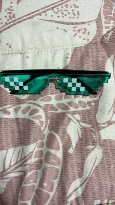Gafas de sol pixeladas estilo retro en varios colores - miniatura 2