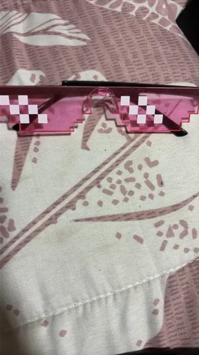 Gafas de sol pixeladas estilo retro en varios colores - miniatura 4