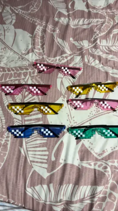 Gafas de sol pixeladas estilo retro en varios colores - miniatura 6