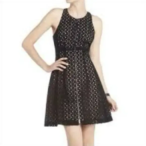 Vestido negro elegante con diseño calado - 2
