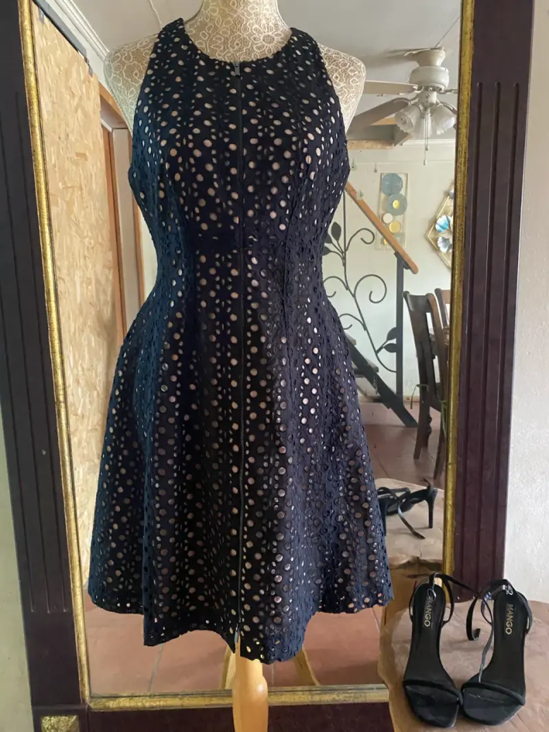Vestido negro elegante con diseño calado - 3