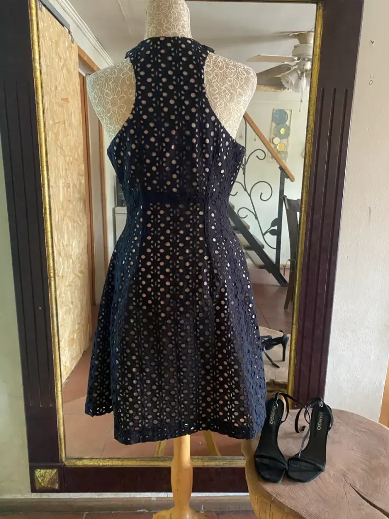 Vestido negro elegante con diseño calado - 4