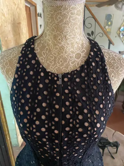 Vestido negro elegante con diseño calado - miniatura 5