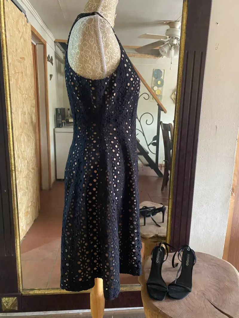 Vestido negro elegante con diseño calado - 6