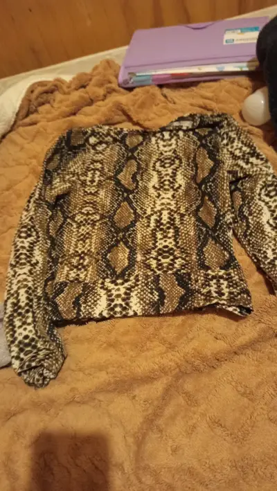 Blusa de mujer estampado serpiente - miniatura 1