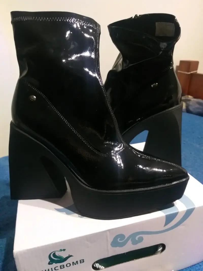 Botines Plataforma Charol Negro – Taco Geométrico - 2
