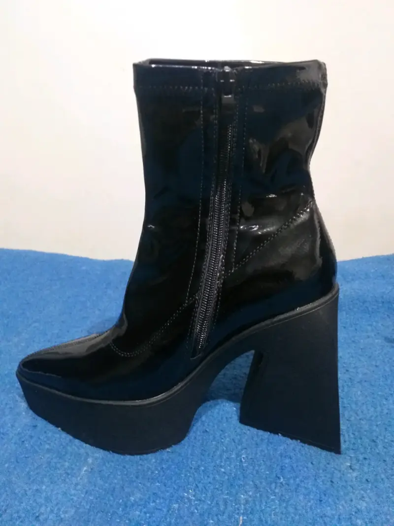 Botines Plataforma Charol Negro – Taco Geométrico - 4